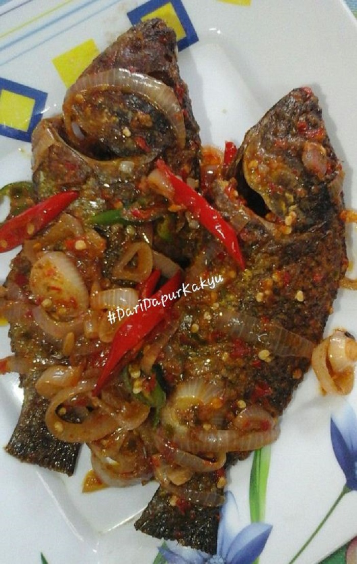 Ikan talapia hitam ditumis dengan sambal belacan pedas