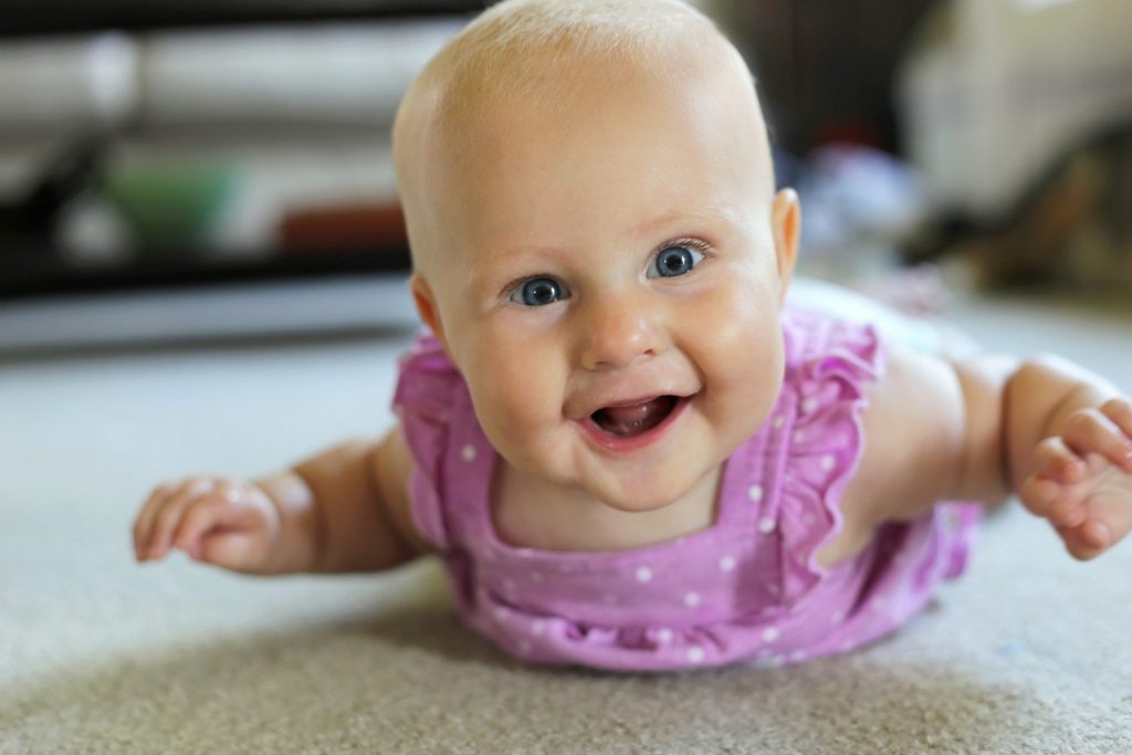 Bayi mengangkat kepala sedikit ketika tummy time