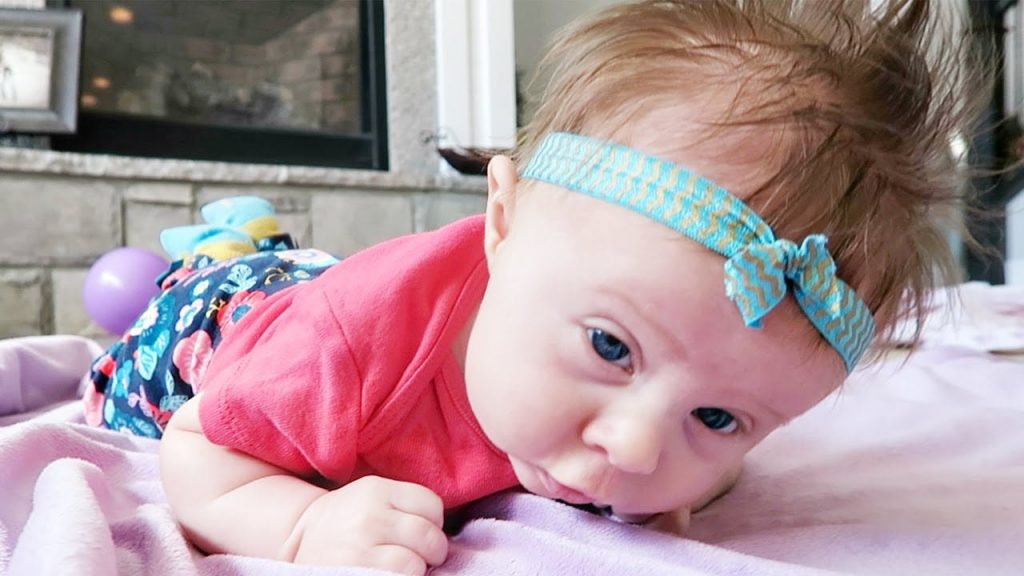 Bayi berbaring telungkup melakukan senaman tummy time