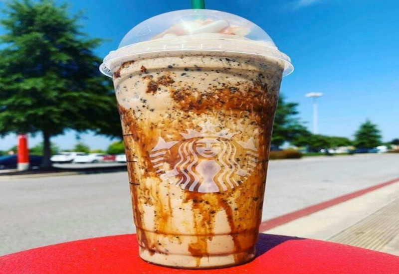 Twix Frappuccino dengan taburan biskut karamel