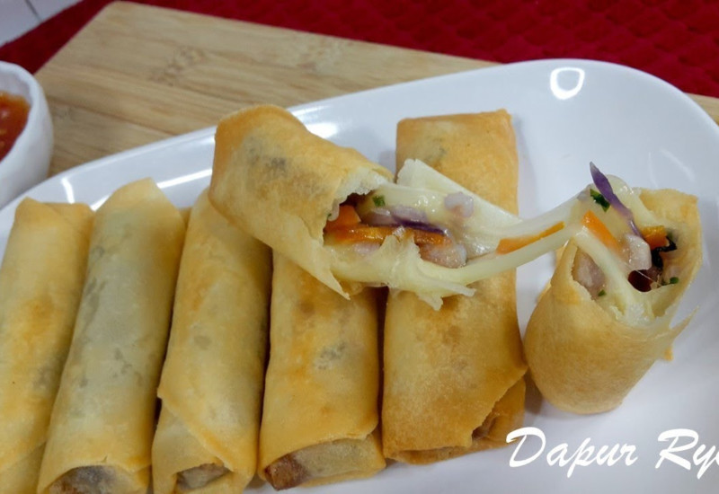 Aneka jenis popia goreng kekuningan yang rangup disusun menarik untuk hidangan minum petang.
