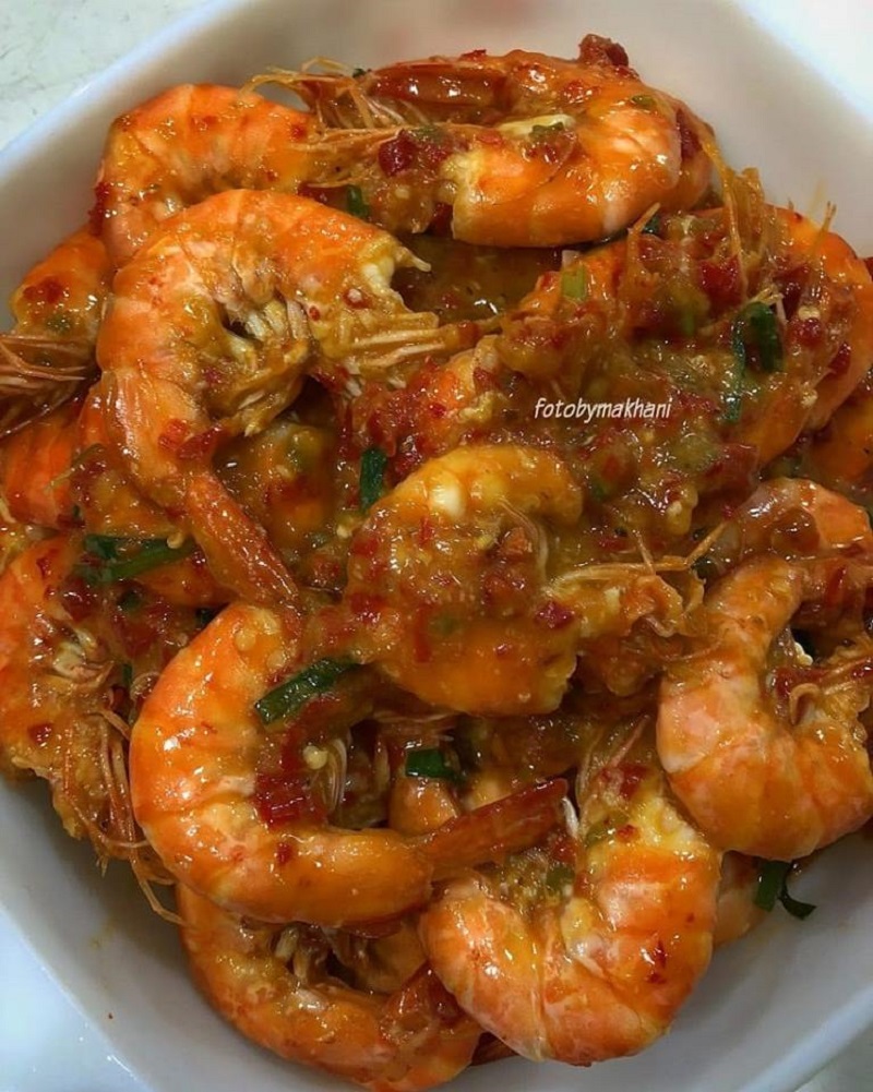 Hidangan udang harlok pedas dengan sos cili dan tomato yang sedap