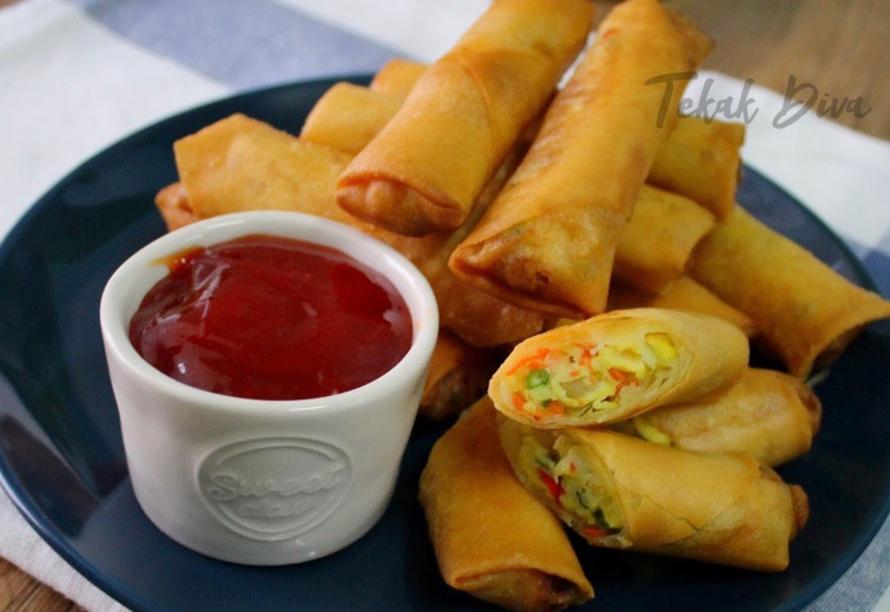 Popia telur dengan sayuran yang telah digoreng