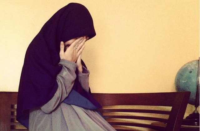 Gambar pasangan suami isteri bergaduh kerana isteri merajuk