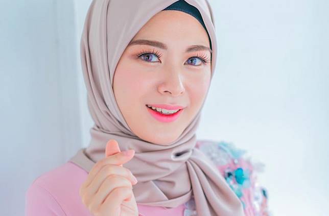 Gambar seorang perempuan cantik yang tersenyum menunjukkan keyakinan diri.