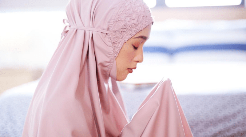 Wanita muslimah menunaikan solat