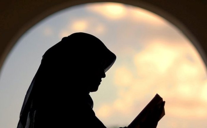 Ilustrasi gambar hiasan wanita muslimah melambangkan kisah sufi Rabiatul Adawiyah.
