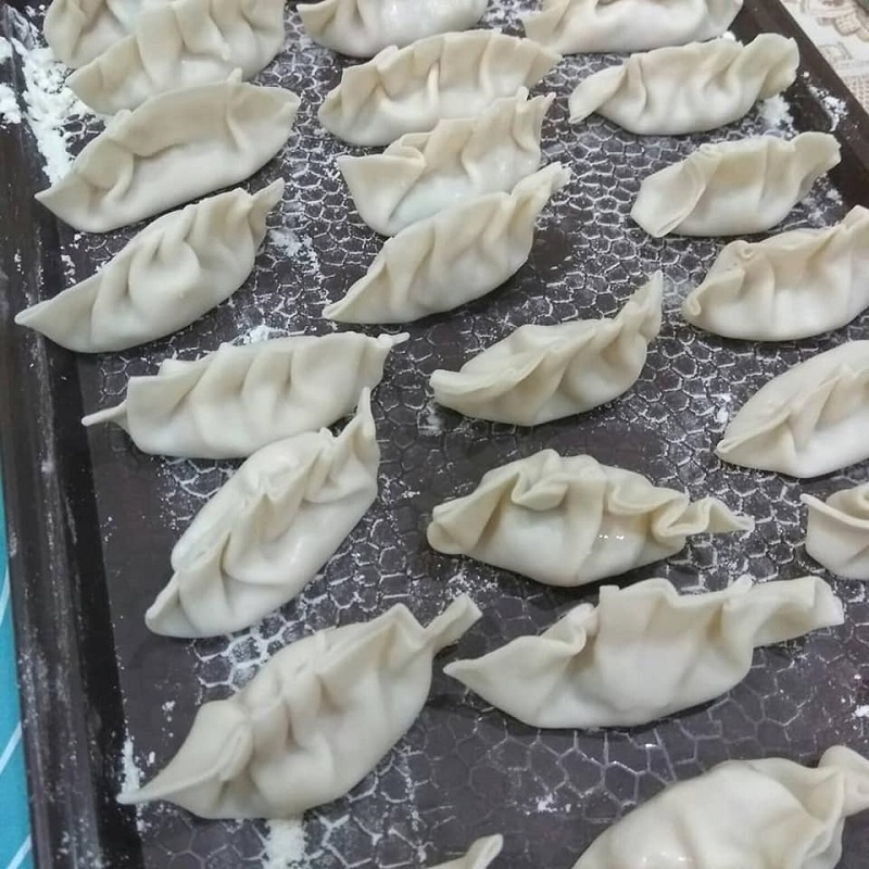 Gambar pinggan berisi wantan yang sudah siap dibungkus dan dikelim kemas.