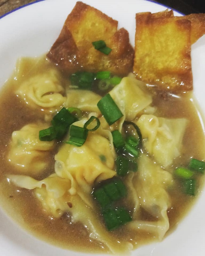 Semangkuk wantan sup panas dengan isi ayam dan udang yang menyelerakan