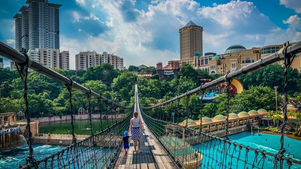 Suasana taman tema air Sunway Lagoon