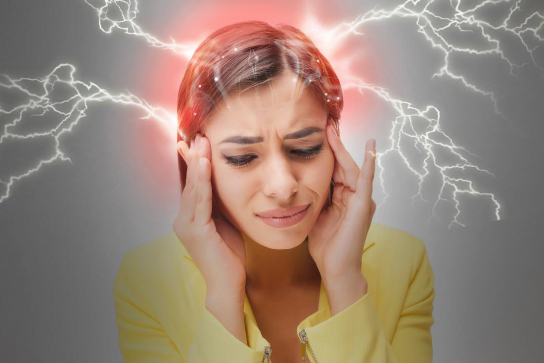 Wanita memegang kepala mengalami kesakitan migrain