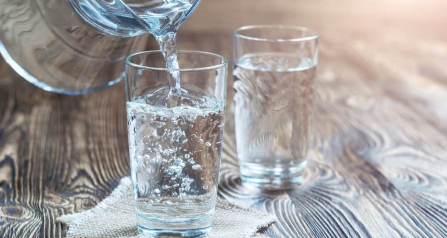 Gelas air kelapa muda segar untuk menyejukkan badan