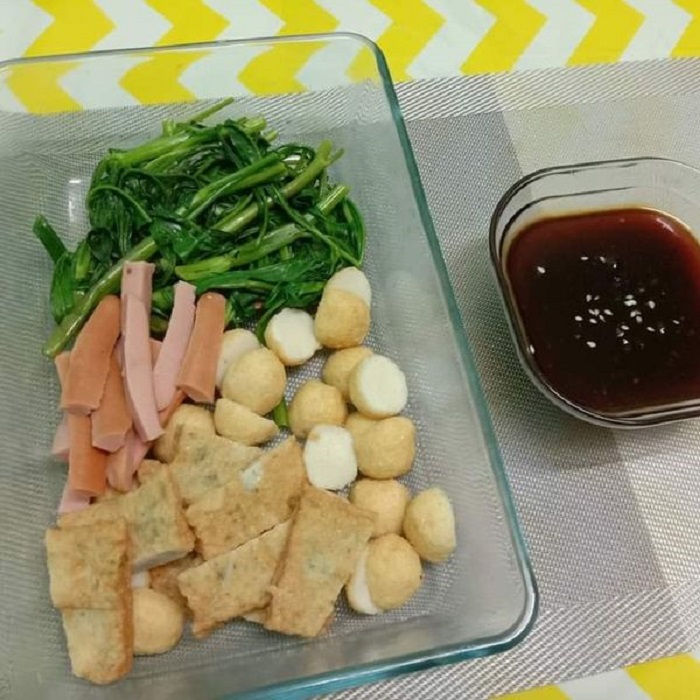 Yong tau fu sup dengan sayuran dan tauhu