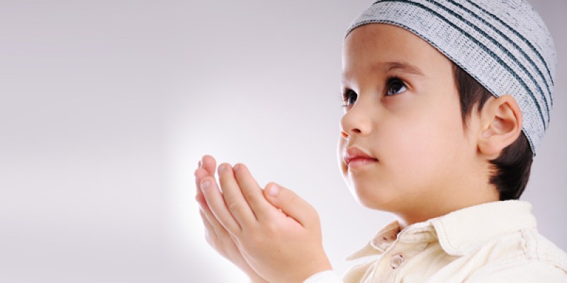 Ibu menasihati anak kecil di dalam rumah