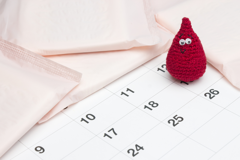 Wanita memegang perut menunjukkan tanda senggugut atau sakit ketika nak datang bulan