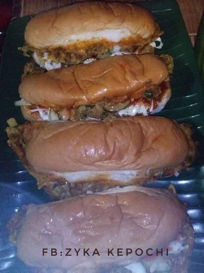Roti John berisi keju cheese yang melimpah