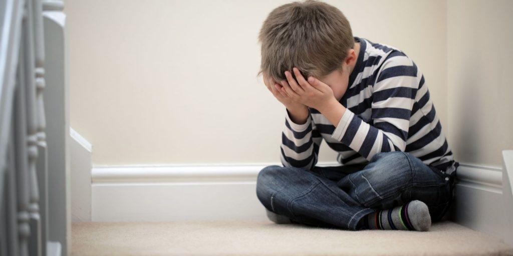 Ibu dan anak duduk berbincang di sofa